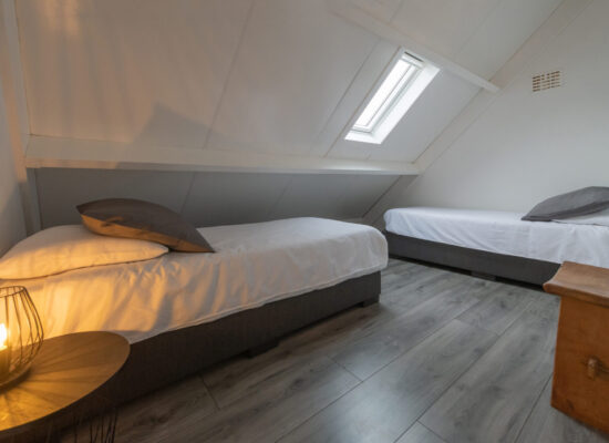 slaapkamer met 2 losse bedden