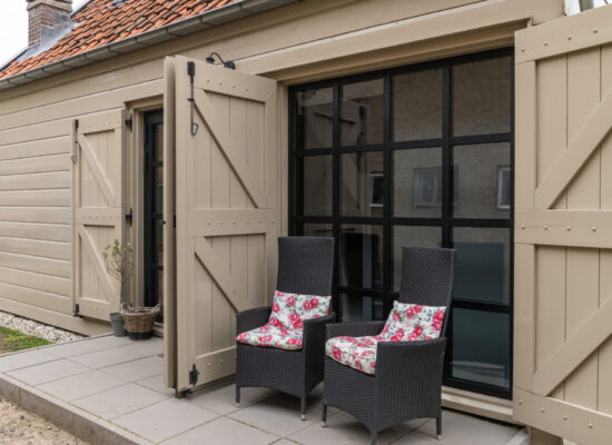 zitje voor het huis
